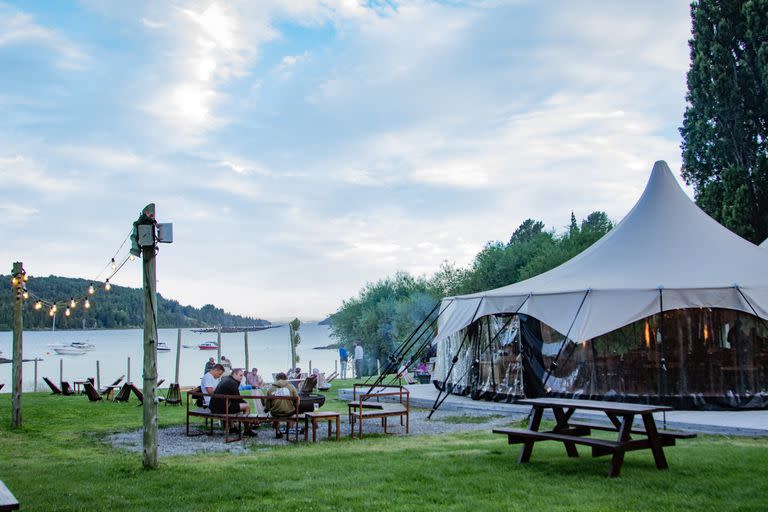 Mercat del Cirse, al borde del Lago Nahuel Huapi