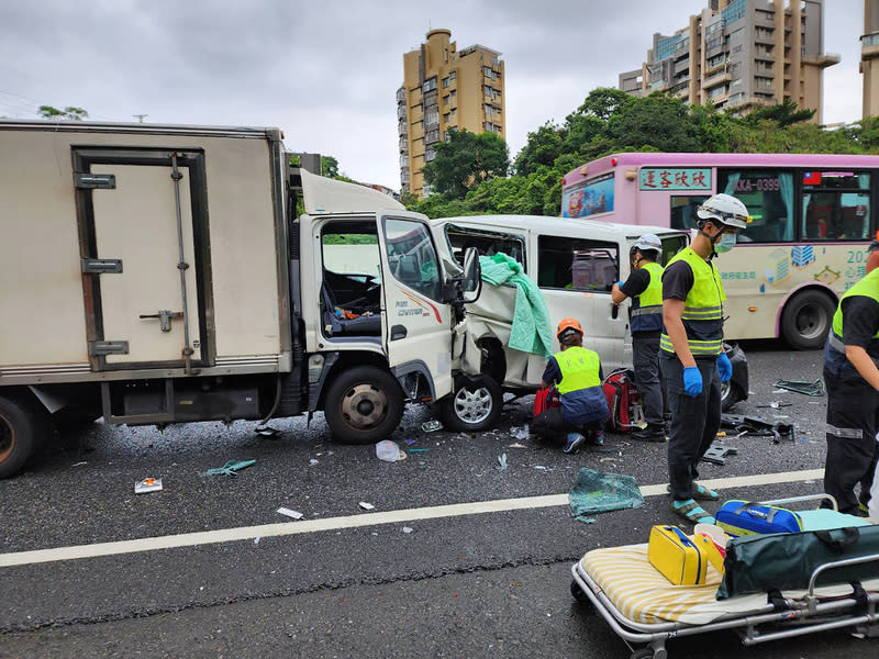 國3汐止路段5車追撞（2） 國道3號北向14.8公里汐止路段發生5車追撞車禍，警 消獲報到場救援，共6人受傷送醫，也造成車流回堵 約6公里。 （翻攝照片） 中央社記者王鴻國傳真  112年10月11日 