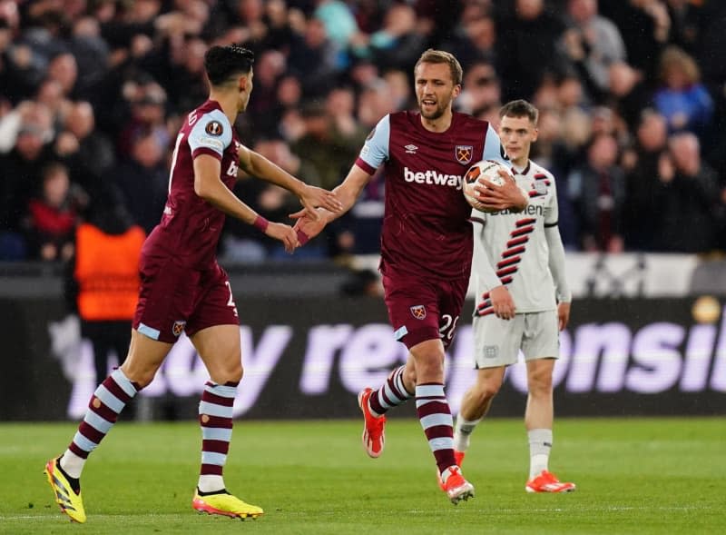 West Ham United's Tomas Soucek (R) celebrates with Nayef Aguerd after Michail Antonio (not pictured) scores his side's first goal during the UEFA Europa League, quarter-final second leg match between West Ham and Bayer Leverkusen at the London Stadium. John Walton/PA Wire/dpa
