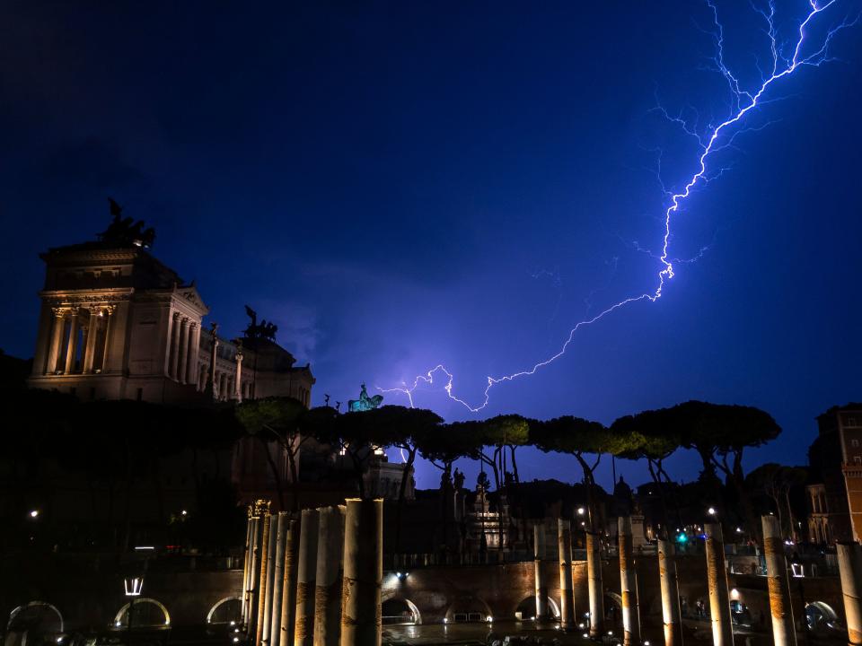 Meteo, maltempo in tutta Italia: l'allerta della Protezione Civile (LAURENT EMMANUEL/AFP/Getty Images)