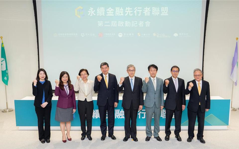 兆豐金控總經理蕭玉美（左二）出席第二屆「永續金融先行者聯盟」記者會與金管會主委黃天牧（右四）一同合影留念。圖／兆豐金控提供