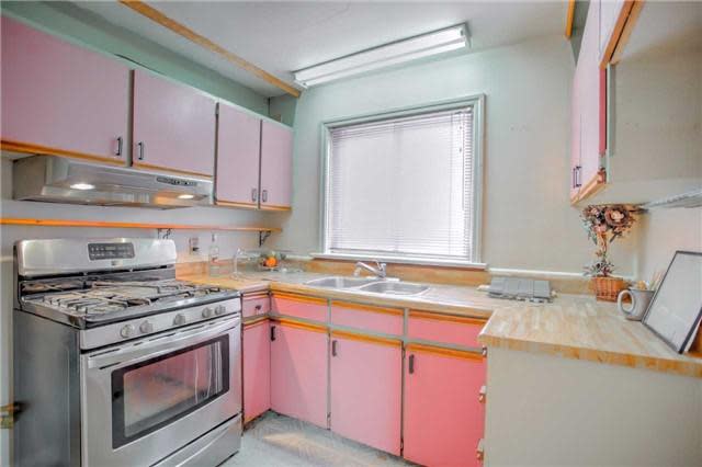 <p><span>357 O’Connor Dr., Toronto, Ont.</span><br> The kitchen includes a fridge and oven.<br> (Photo: Zoocasa) </p>