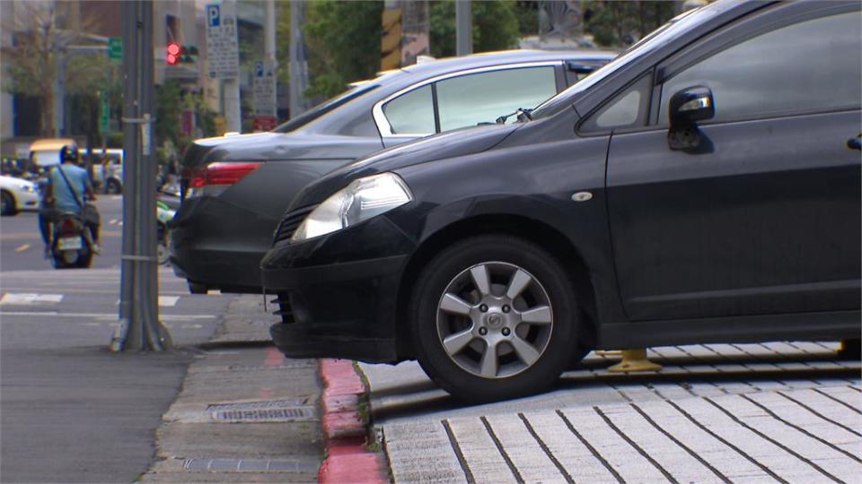 私有地非「人行道」...　行人被迫走馬路上　北市府追查建照