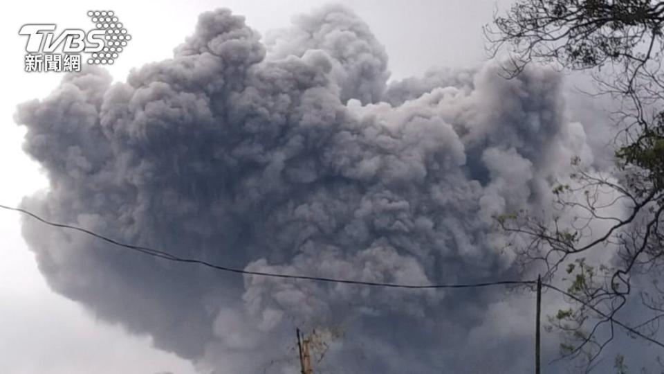 塞梅魯火山在4日下午3點爆出大量濃煙及火山灰。（圖／達志影像美聯社）