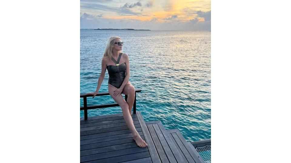 Tess Daly in a swimsuit near the sea