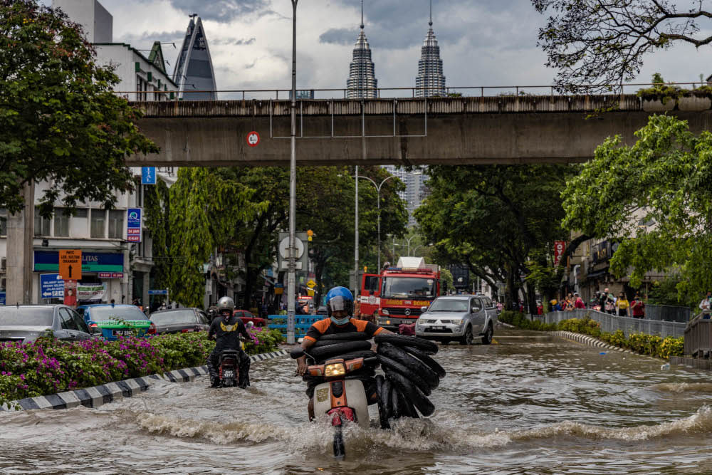 A general view of the flash flood at Jalan Sultan Azlan Shah after heavy rain in Kuala Lumpur April 25, 2022. — Picture by Firdaus Latif