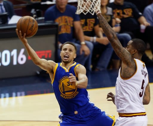 Stephen Curry, de los Golden State Warriors, lanza la pelota a la cesta de los Cleveland Cavaliers, en el sexto juego final de la NBA, el 16 de junio de 2016 en Cleveland (AFP | Jay LaPrete)