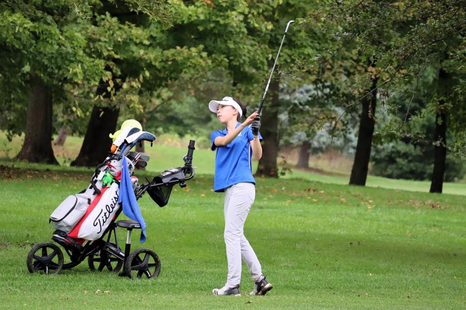 Chaeyeon Kim, estudiante de primer año de Mansfield St. Peters, realiza un tiro de aproximación en el hoyo 12 en Sycamore Springs en el torneo de golf del distrito de la División II.