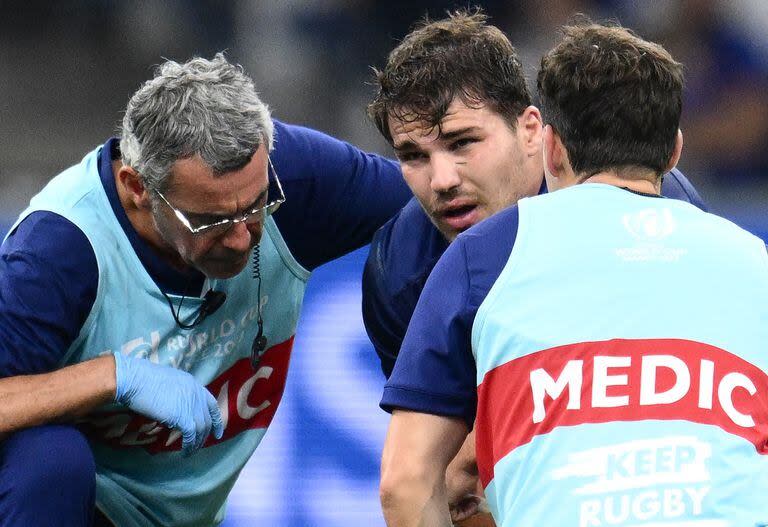 France's scrum-half and captain Antoine Dupont (C) receives medical attention during the France 2023 Rugby World Cup Pool A match between France and Namibia at the Stade de Velodrome in Marseille, southern France on September 21, 2023. (Photo by CHRISTOPHE SIMON / AFP)