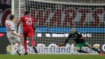 Football Soccer - Hanover 96 v Bayern Munich - German Bundesliga - HDI Arena, Hanover, Germany- 19/12/15 Bayern Munich's Thomas Mueller scores passed Hanover 96's goalkeeper Ron-Robert Zieler. REUTERS/Fabian Bimmer