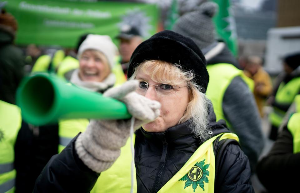 Gewerkschaftsanhängerin der GdP demonstriert zum Auftakt der Tarifverhandlungen Öffentlicher Dienst der Länder für eine Lohnsteigerung. (Bild: Kay Nietfeld/dpa)