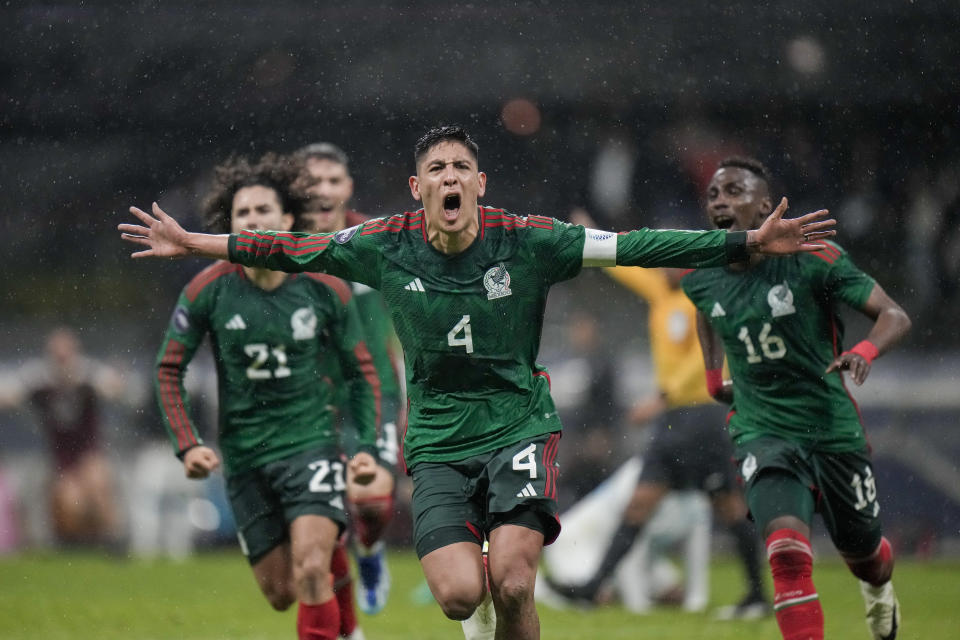 Mexico's Edson Alvarez celebrates scoring his side's 2nd goal against Honduras during a Concacaf Nation League quarterfinal second leg soccer match at Azteca stadium in Mexico City, Tuesday, Nov. 21, 2023. (AP Photo/Eduardo Verdugo)