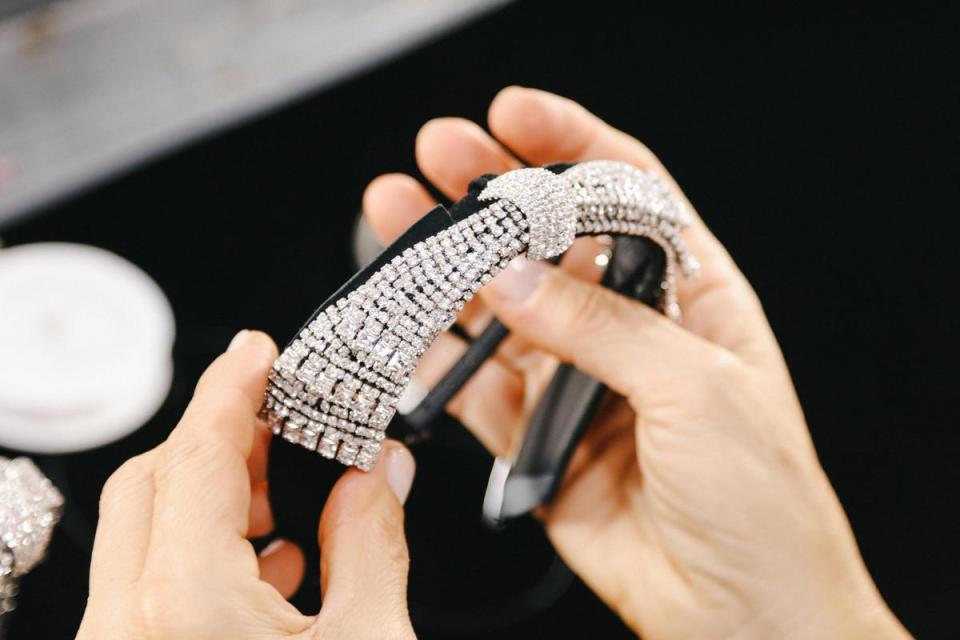 鞋身上每一對水晶蝴蝶結飾均由義大利工匠以手工方式鑲嵌上1100 顆水晶。（Giuseppe Zanotti提供）