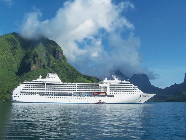 The Regent Seven Seas Mariner cruise ship sailing in the French Polynesia.