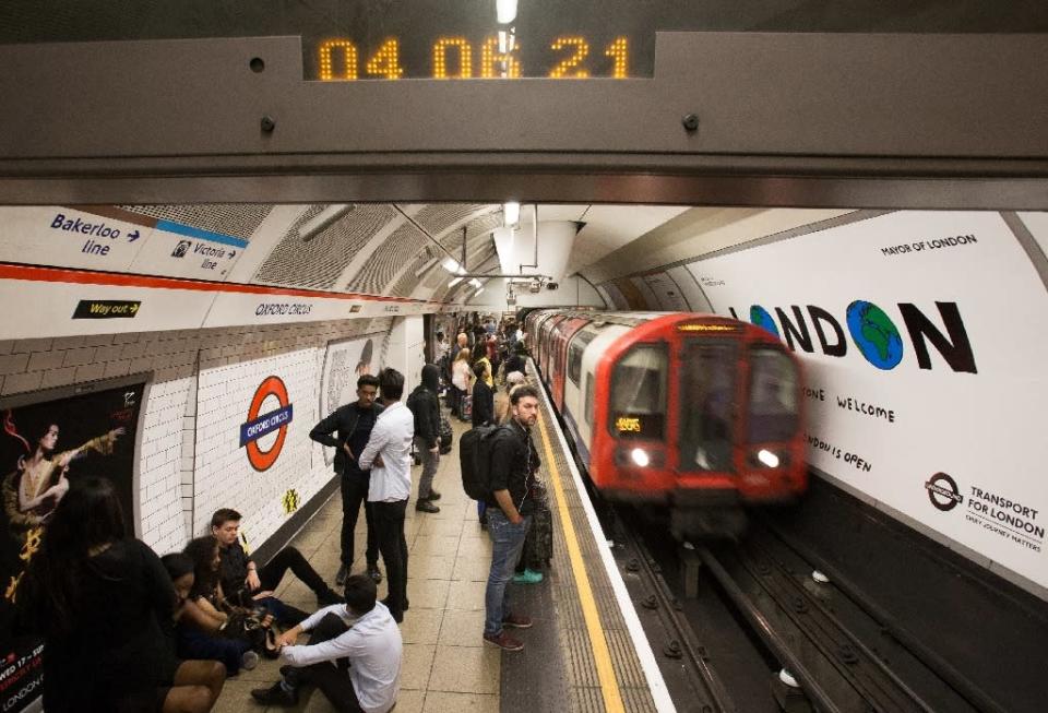 En esta línea, en la parada de taxis situada a la salida del metro de Tottenham Hale, en la zona norte, los conductores lucían caras largas y uno de ellos reconocía sentirse “deprimido”, pues a pesar de que las calles estaban llenas de gente, sus vehículos permanecían vacíos.