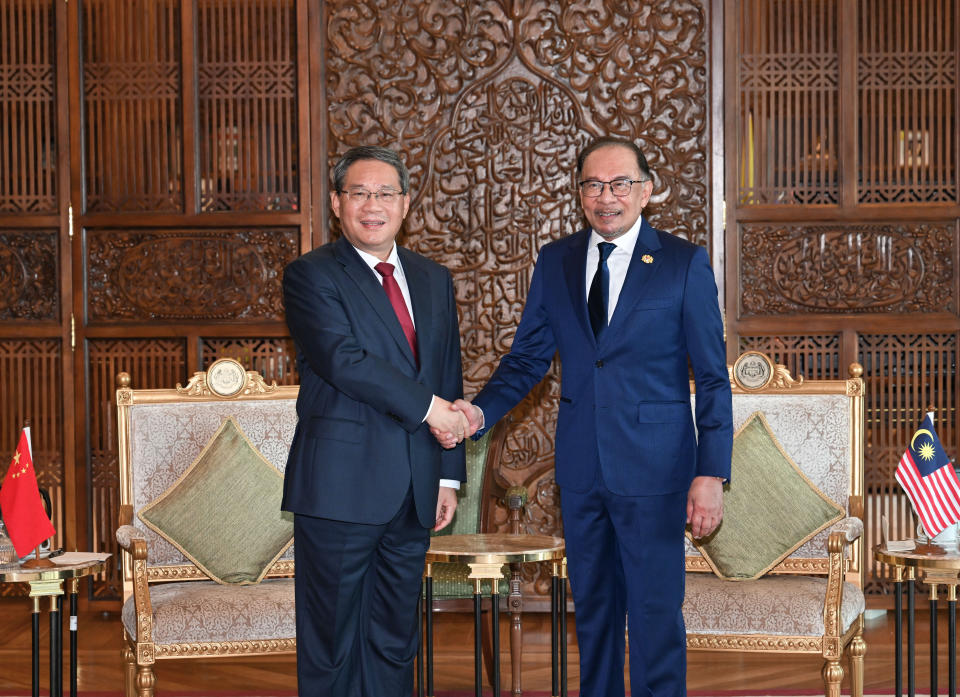 19日，大陸國務院總理李強在馬來西亞總理府同安華總理（Anwar bin Ibrahim）舉行會談。（圖／新華社）