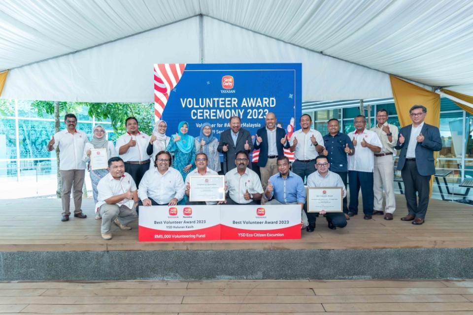 Employee volunteere winners and senior management team from Sime Darby Plantation. — Picture courtesy of Yayasan Sime Darby