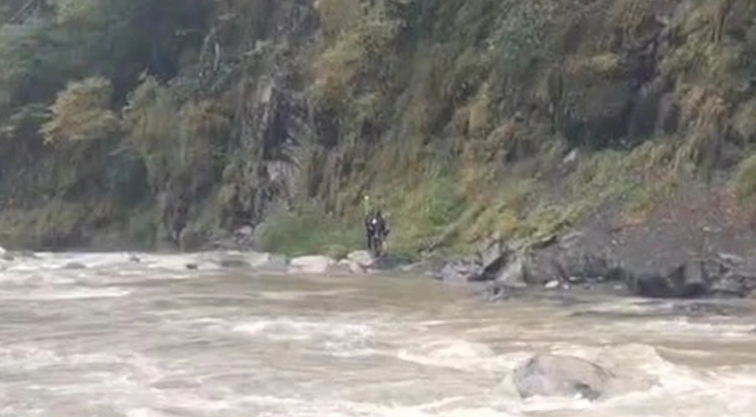 6名遊客11日上午因溪水暴漲，受困位於新竹縣尖石鄉的泰崗野溪溫泉附近沙洲。（圖／由中天新聞提供）