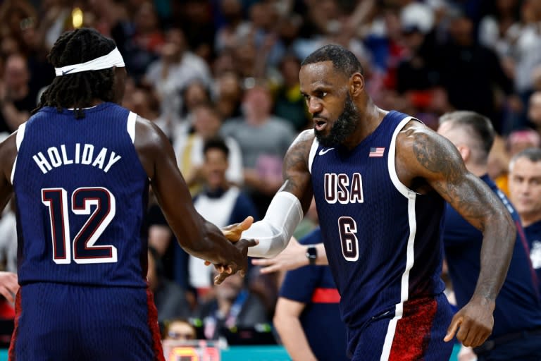 True Holiday y LeBron James celebran una canasta de Estados Unidos, este domingo 28 de julio en Lille ante Serbia, en el torneo olímpico de básquet (Sameer Al-Doumy)