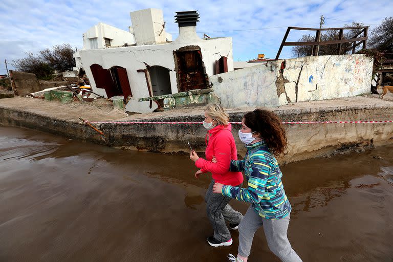 La casa que se derrumbó el martes en Mar del Tuyú como consecuencia de la sudestada