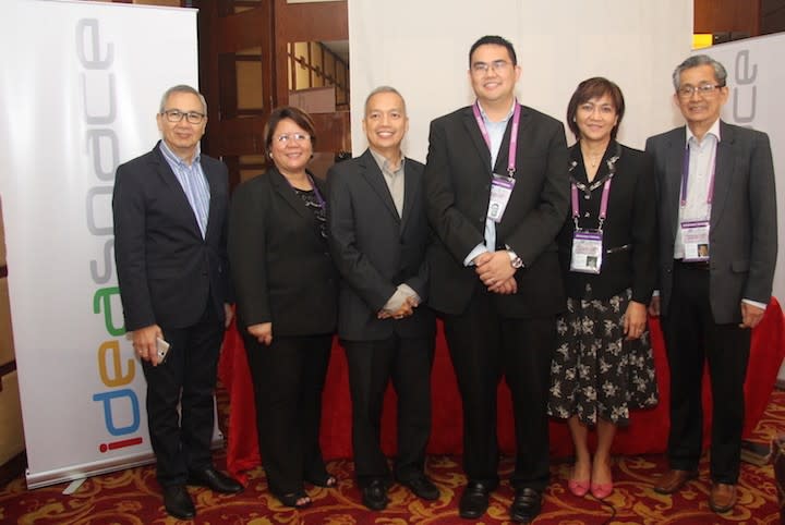 (From left) Smart Communications Public Affairs Head Ramon Isberto, Department of Science and Technology Usec Rowena Guevarra, UP Technology Transfer and Business Development Office Director Dr. Luis Sison, IdeaSpace President and Co-Founder Earl Martin Valencia, Department of Trade and Industry Usec Nora Terrado, and Information and Communications Technology Office Deputy Executive Director Monchito Ibrahim.