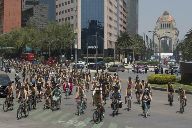 FOTOS Ciclistas desnudos toman Ciudad de México