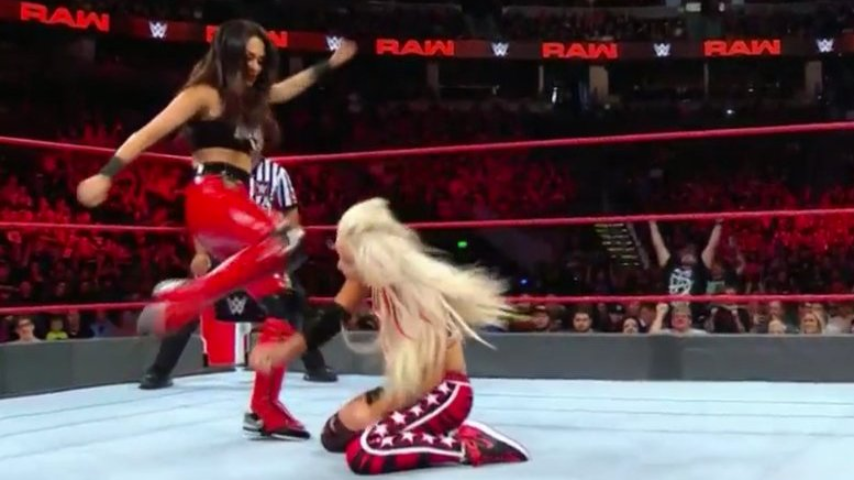 Brie Bella y Liv Morgan, en el momento que esta última queda inconsciente. | Foto: Youtube/USA