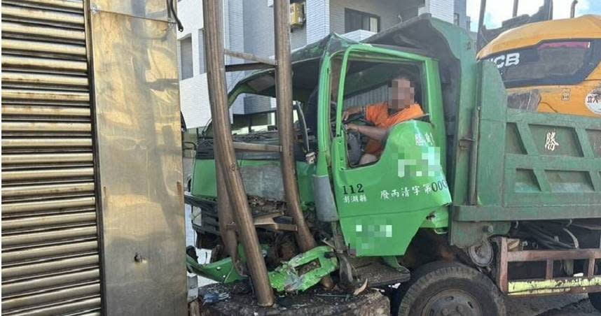 挖土機貨車撞招牌，車頭嚴重變形，駕駛一度受困。（圖／翻攝畫面）