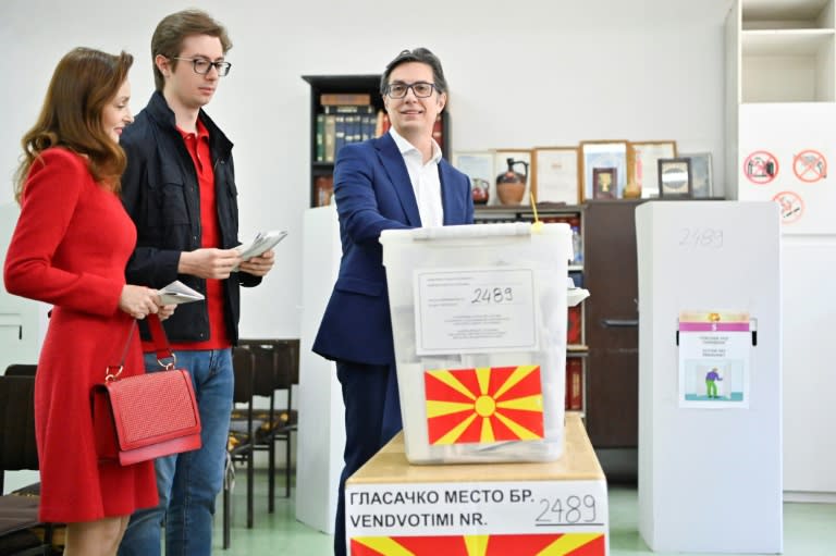 El presidente normacedonio, Stevo Pendarovski, acompañado por su esposa y por su hijo, vota en un colegio electoral de Skopje, el 8 de mayo de 2024 (Armend Nimani)