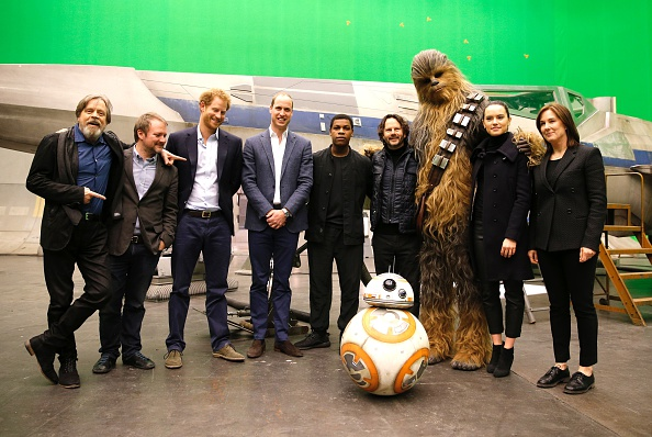 Los hermanos con gran parte del elenco de “Star Wars: Episode VIII”, con ¡Chewbacca incluido!