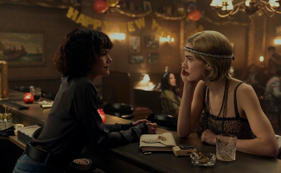 The Fall of the House of Usher. (L to R) Carla Gugino as Verna, Willa Fitzgerald as Young Madeline in episode 105 of The Fall of the House of Usher. Cr. Eike Schroter/Netflix © 2023