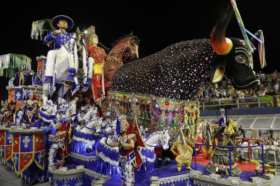 Miembros de la escuela de samba Tom Maior actúan en una carroza en un desfile de Carnaval en Sao Paulo, Brasil, el 24 de febrero de 2017. (AP Foto/Andre Penner)