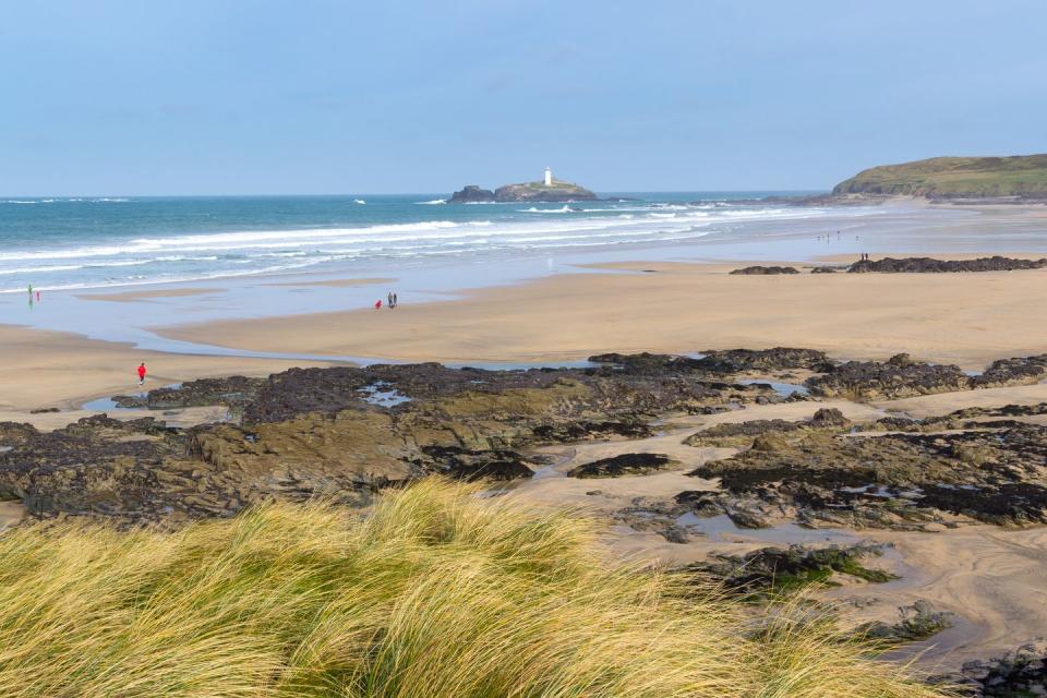 <p>Gwithian beach is known for attracting everyone from windsurfers to sunbathers. At low tide the vast beach reveals rock pools aplenty, while picnics and deckchairs are encouraged. <br></p>