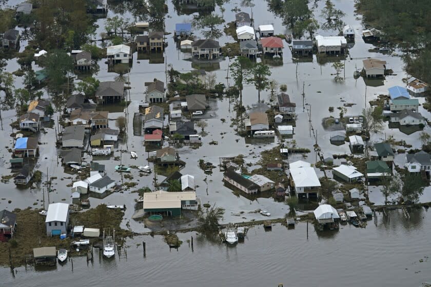 ARCHIVO - Una inundación se extiende por la localidad de Laffitte, Luisiana, el 1 de septiembre de 2021, tras el paso del huracán Ida. (AP Foto/Gerald Herbert)