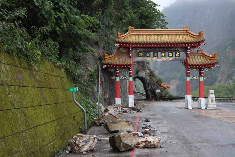 強震重創花蓮  影響觀光產業 0403地震重創花蓮，影響觀光產業，民宿業者表示， 看到太魯閣災情慘重，不但國外旅客被嚇到，國旅遊 客也望之卻步，退房一路退到年底。 中央社記者李先鳳攝  113年4月16日 