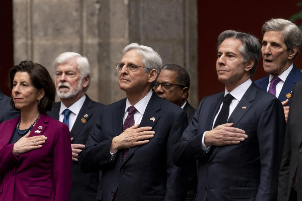 De izquierda a derecha, los funcionarios estadounidenses Gina Raimondo, secretaria de Comercio; Chris Dodd, exsenador y asesor presidencial especial para las Américas; el procurador general Merrick Garland; el secretario de Estado Antony Blinken, y el enviado presidencial especial para el clima, John Kerry, escuchan el himno nacional durante una ceremonia en la que el presidente Joe Biden arribó para reunirse con el mandatario mexicano Andrés Manuel López Obrador, el lunes 9 de enero de 2023, en el Palacio Nacional, en la Ciudad de México. (AP Foto/Andrew Harnik)