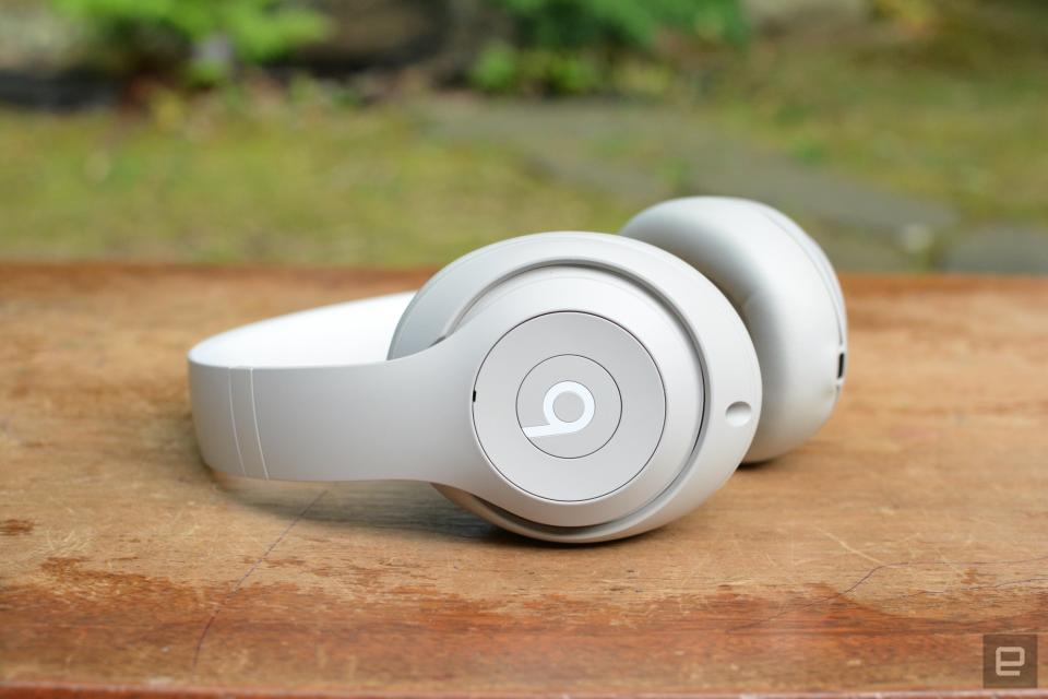 <p>Beats Studio Pro review</p>
