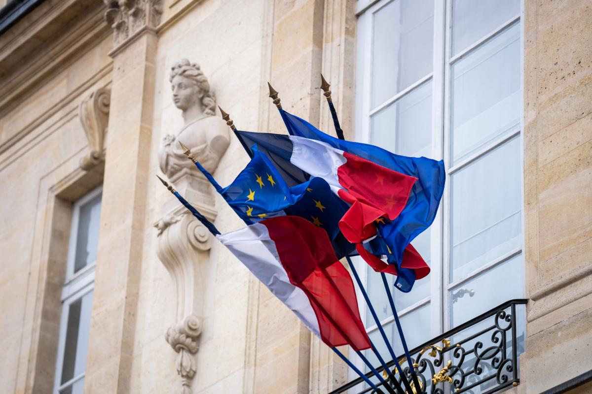 Le drapeau français et européen bientôt obligatoires sur les façades des  mairies ? La proposition de loi fait polémique 