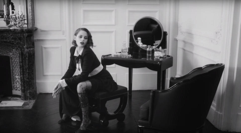 Dans la nouvelle campagne Chanel pour la collection Métiers d’art, Kristen Stewart est plus féminine et sensuelle que jamais… Karl Lagerfeld ne s’est pas trompé en faisant confiance une nouvelle fois à la star !