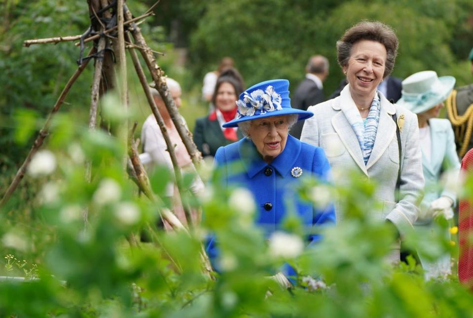 The Queen and the Princess Royal during a visit to a community project in Glasgow during Holyrood Week in 2021 (Andrew Milligan/PA) (PA Archive)