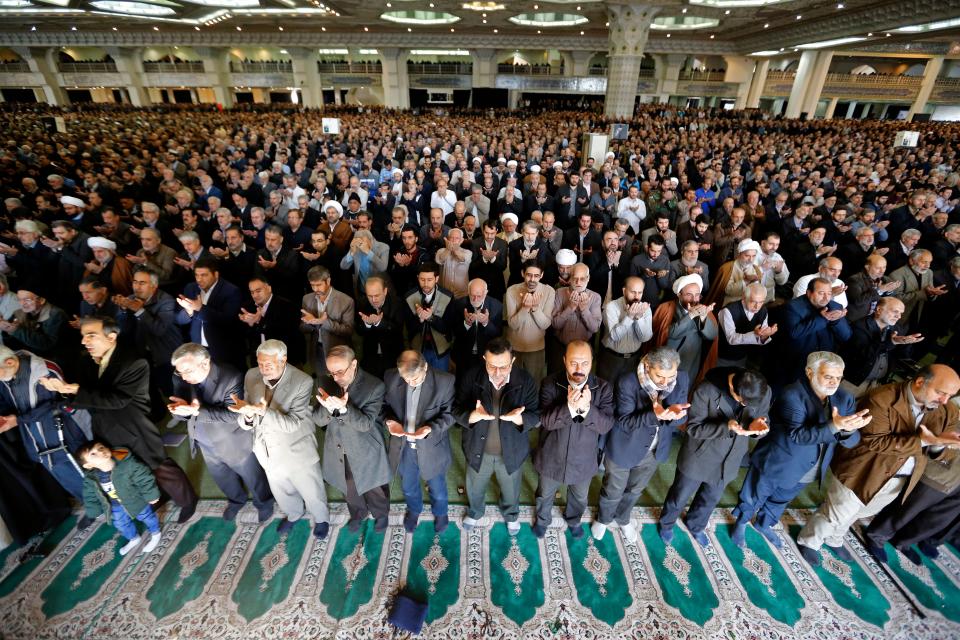 <p>Iranian worshippers attend the friday prayers at the Imam Khomeini mosque in Tehran, on Jan. 5, 2018. (Photo: Atta Kenare/AFP/Getty Images) </p>
