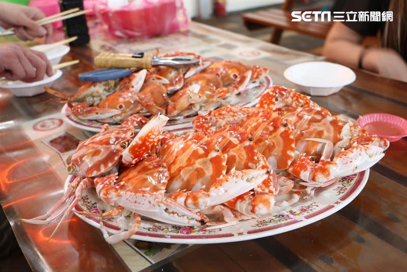 到龜吼漁夫市集吃萬里蟹，生鮮、熟食都划算（圖／新北市農業局提供）