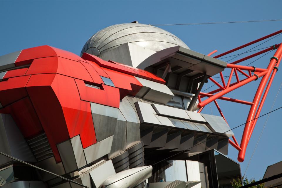 Este edificio universitario es conocido como el Gundam Building por su parecido a unos robos de una serie nipona de animación. Su diseñador, Makoto Sei Watanabe, explicó que quería mostrar como sería la arquitectura de Japón en el futuro. (Foto: John S. Lander / LightRocket / Getty Images).