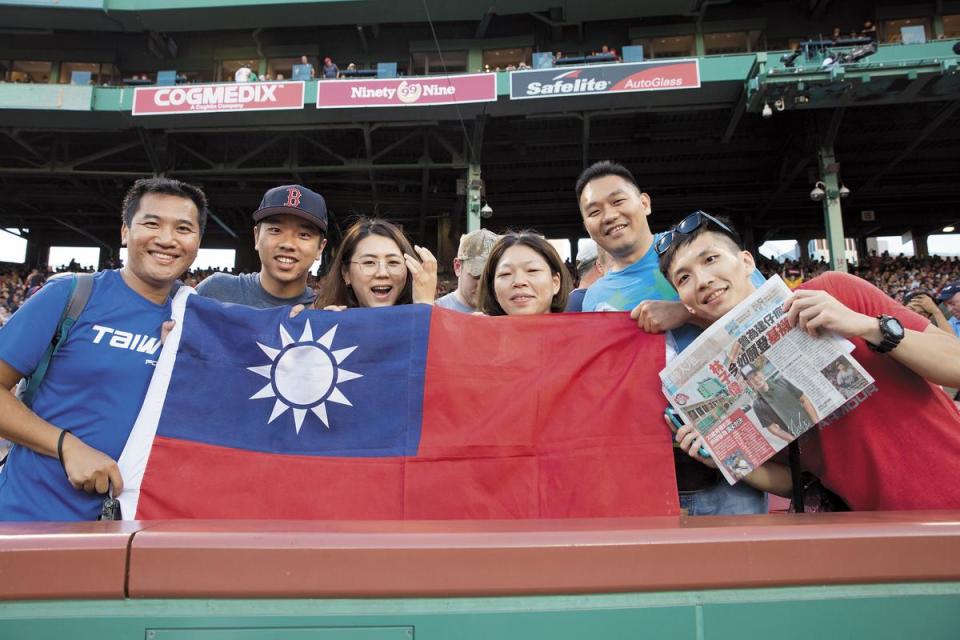 林子偉在美東時間7月16日的比賽，有台灣人拿著國旗到場支持。