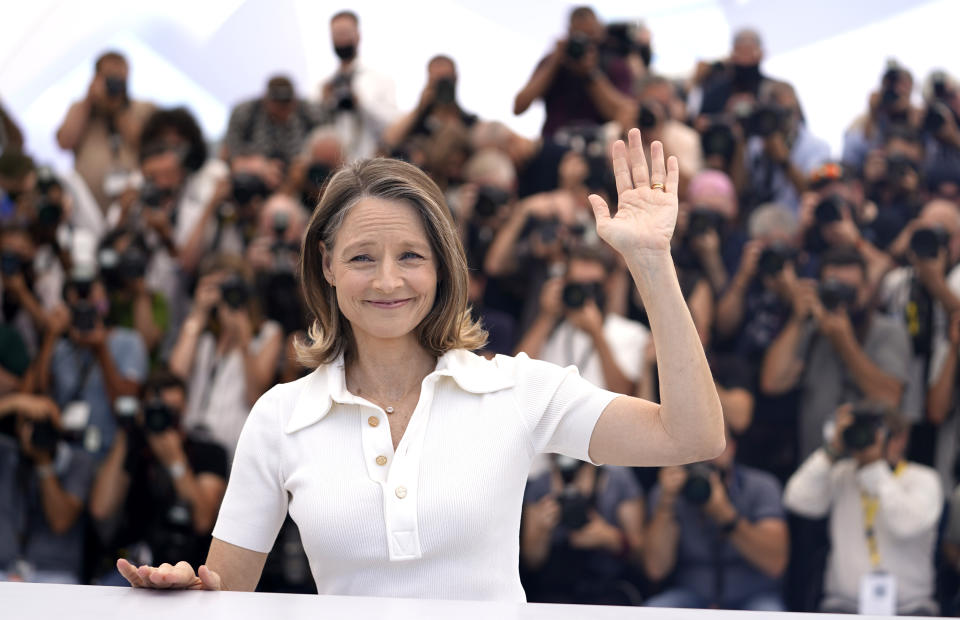 Jodie Foster, quien recibirá una Palma de Oro honoraria en el Festival de Cine de Cannes, posa para la prensa el martes 6 de julio de 2021 en el marco del evento en Cannes, Francia. (AP Foto/Brynn Anderson)