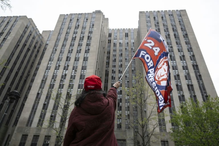 Un manifestante pro-Donald Trump agita una bandera en apoyo al expresidente en Nueva York, el 19 de abril de 2024 (ANGELA WEISS)