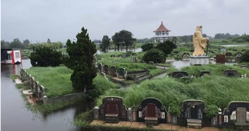 雲林縣沿海鄉鎮積水未退，台西鄉墳墓泡水先人受罪。（圖／中國時報張朝欣攝）