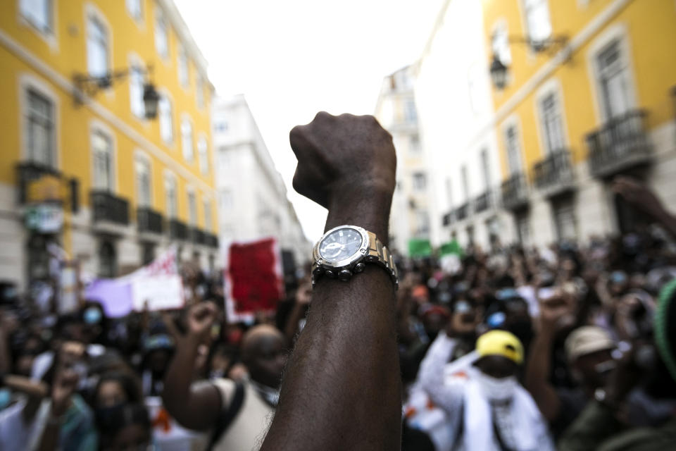 Demonstranten strecken ihre Fäuste in die Höhe, bei Protesten gegen Rassismus und Polizeigewalt. Foto: Hugo Amaral / SOPA Images via ZUMA Wire / dpa