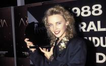 Na, hätten Sie sie erkannt? Kylie Minogue war bereits eine Soap-Opera-Berühmtheit in ihrer Heimat Australien, bevor sie mit ihrem Debütalbum "Kylie" 1988 in zahlreichen Ländern die Charts toppte und Preise abräumte. Mit damals gerade mal 20 Jahren avancierte Kylie Minogue zum Weltstar. (Bild: Patrick Riviere/Getty Images)