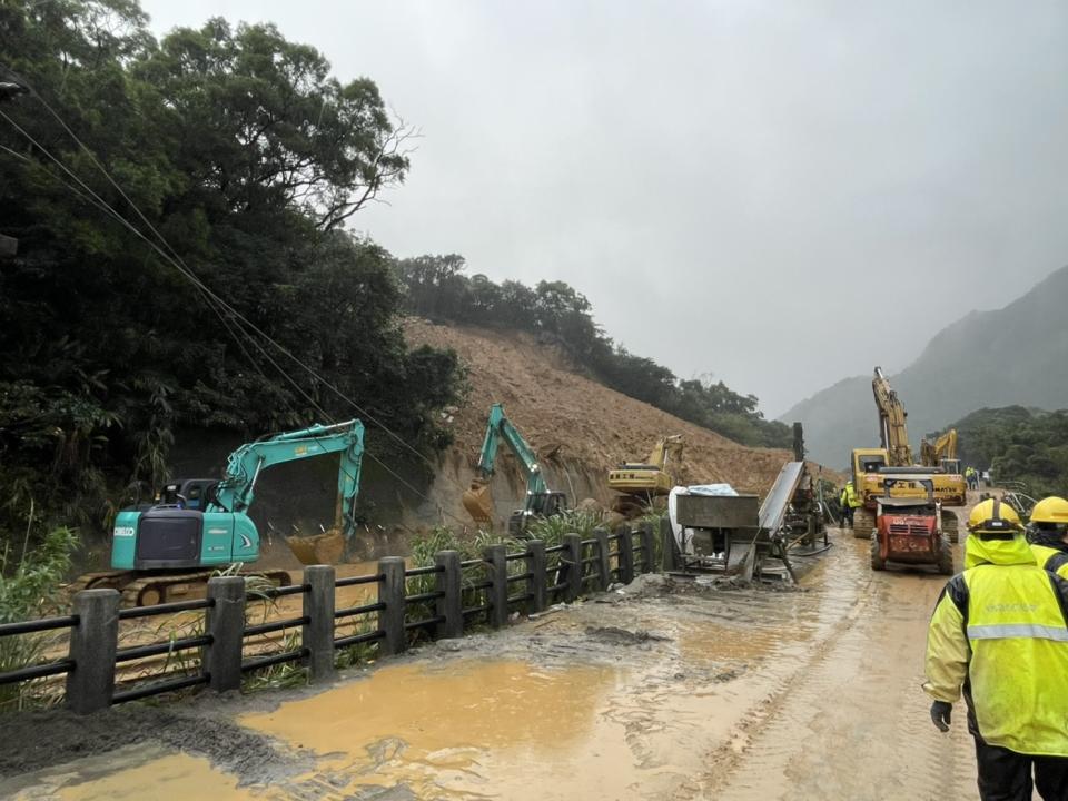 台鐵瑞芳－猴硐路段因連日大雨造成坍方，列車全面停駛，今日中央氣象局卻再度發布大雨特報，可說是雪上加霜。   圖：台鐵局／提供